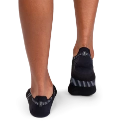 On Ultralight Low Sock -Fit2Run Store Small PNG 347.00866 ultralight low sock ss22 black white w g4